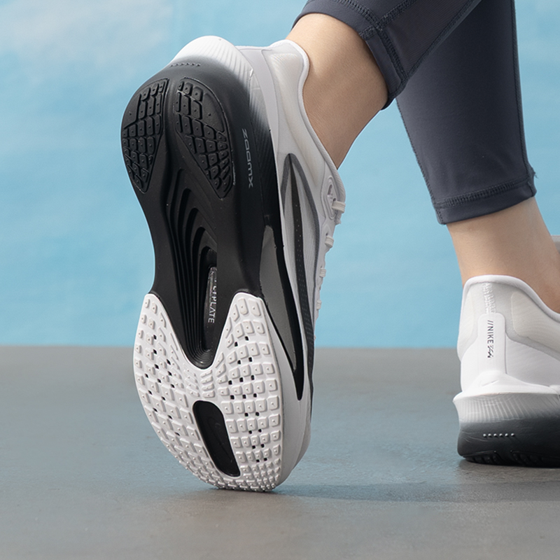Nike Women's Sports Shoes Fly  - огляд і ціна Women Shoes Nike